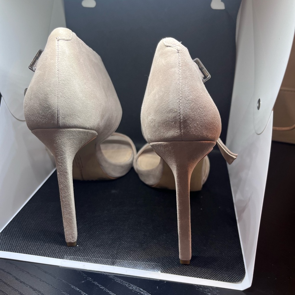 Vince Camuto cream/beige colored 4.5 inch